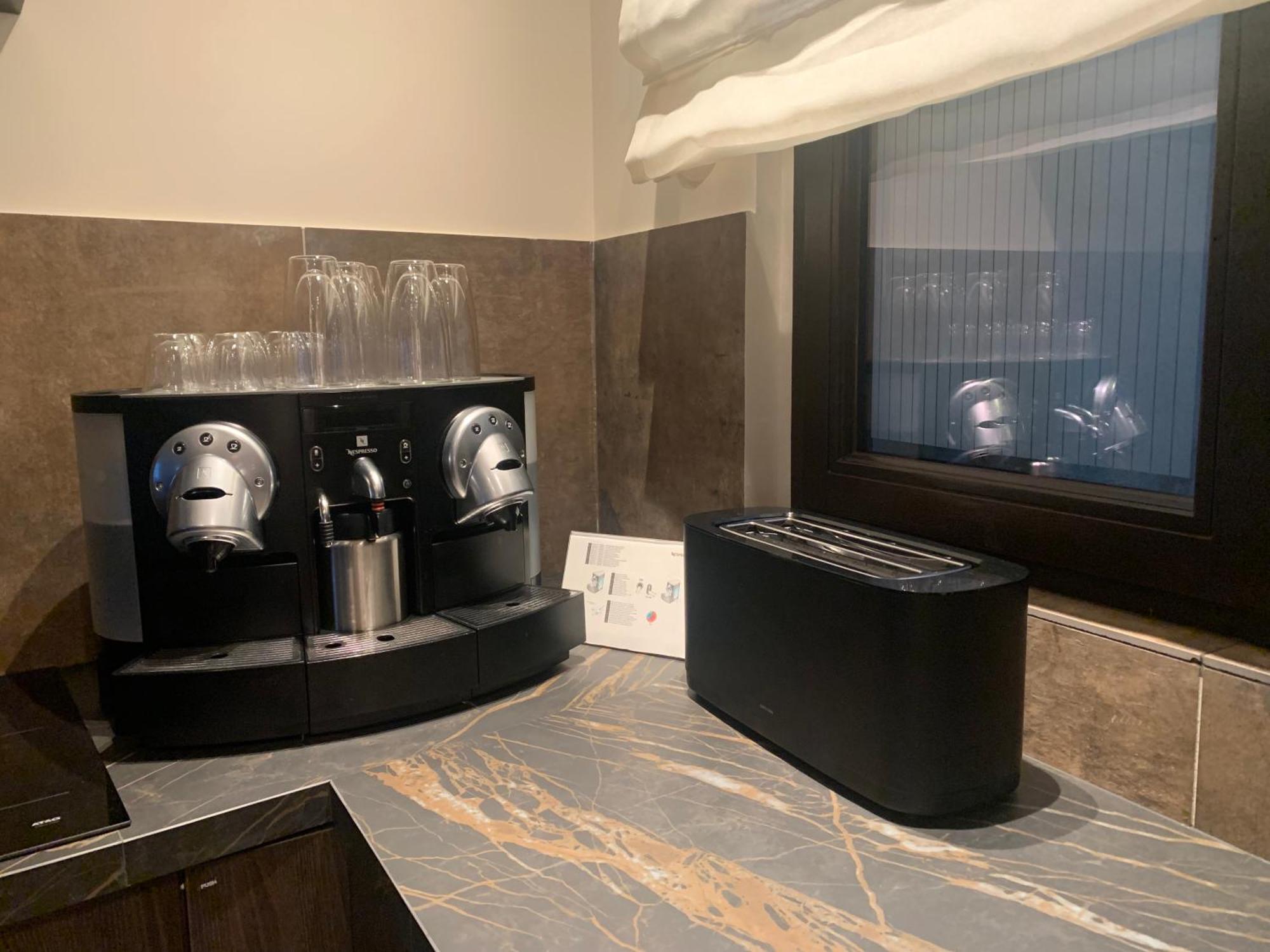 Botanique Suites Airbnb, Antwerp Luaran gambar