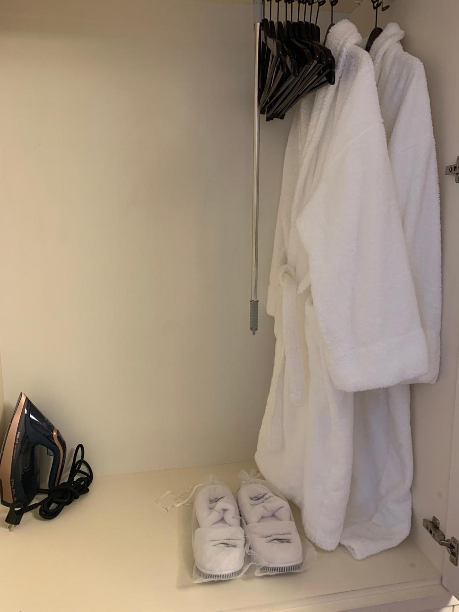 Botanique Suites Airbnb, Antwerp Luaran gambar